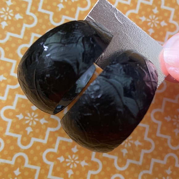 80s black textured patterned enamel paint crescent earrings - Picture 2 of 8